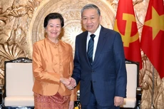 El secretario general del Partido Comunista de Vietnam, To Lam, y la embajadora saliente de Camboya, Chea Kimtha.