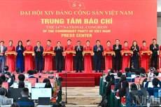 El integrante del Buró Político y miembro permanente del Secretariado del Comité Central del Partido Comunista de Vietnam, Tran Cam Tu, y delegados cortan la cinta inaugural del Centro de Prensa al servicio del XIV Congreso Nacional del Partido.