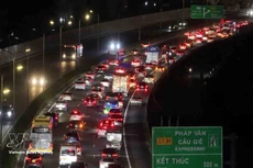 Vehículos circulando lentamente al final de la autopista Phap Van - Cau Gie en dirección al centro de Hanoi la noche del 21 de febrero. (Foto: VNA)