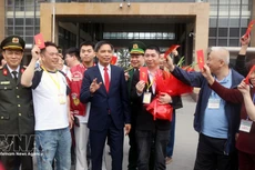 Vu Van Dien, vicepresidente permanente del Comité Popular de Quang Ninh, saluda a los turistas. (Foto: VNA)