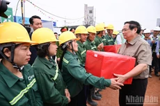 El primer ministro Pham Minh Chinh anima a los trabajadores en las obras del Aeropuerto Internacional de Gia Binh (Foto: Nhan Dan)