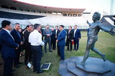 El primer ministro vietnamita Pham Minh Chinh visita el estadio Estádio São Januário. (Foto: VNA)