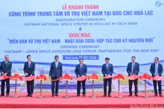 El primer ministro Pham Minh Chinh y su delegación cortaron la cinta para inaugurar el Centro Espacial de Vietnam en el Parque Tecnológico de Hoa Lac. (Foto: Nhan Dan)