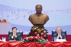 El secretario general del PCV, To Lam, y el secretario general del Partido Popular Revolucionario de Laos y el presidente del país, Thongloun Sisoulith, copresiden una conferencia sobre los resultados del 14 Congreso Nacional del PCV. (Foto: VNA)
