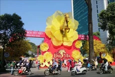 Una exposición artística toma como imagen simbólica el caballo con flores de albaricoque, con el objetivo de transmitir el espíritu de los nuevos comienzos y la aspiración de superación en el Año Nuevo. (Foto: VNA)