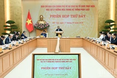 El primer ministro de Vietnam, Pham Minh Chinh, preside la séptima reunión del Comité Directivo del Gobierno encargado de revisar y resolver los obstáculos existentes en el sistema jurídico. (Foto: Nhan Dan)