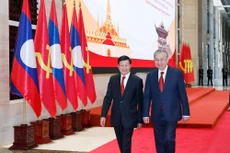 El secretario general del PCV, To Lam, y el secretario general del Partido Popular Revolucionario de Laos y presidente del país, Thongloun Sisoulith, asisten a la Conferencia para anunciar los resultados del XIV Congreso Nacional del Partido Comunista de Vietnam (Foto: VNA)
