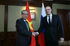 El embajador de Vietnam en Moscú, Dang Minh Khoi, se reúne con el viceprimer ministro de Rusia Dmitry Chernyshenko.