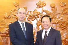 El miembro del Buró Político y jefe de la Comisión de Propaganda y Movilización de Masas del Comité Central del Partido Comunista de Vietnam, Trinh Van Quyet, y el embajador de Cuba, Rogelio Polanco Fuentes. (Foto: VNA)