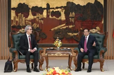 El primer ministro de Vietnam, Pham Minh Chinh, recibe a la delegación de inspección de la Comisión Europea (CE), encabezada por Fernando Andresen Guimaraes, director de Gobernanza Internacional de los Océanos y Pesca Sostenible de la CE (Foto: VNA)