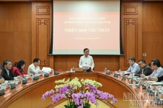 El miembro permanente del Secretariado del Comité Central del Partido Comunista de Vietnam, Tran Cam Tu, toma la palabra en la reunión.