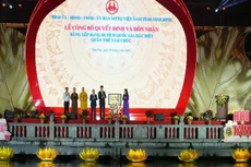 La miembro del Comité Central del Partido y viceministra permanente del Ministerio de Cultura, Deportes y Turismo, Lam Thi Phương Thanh, entrega el certificado de Monumento Nacional Especial al Complejo Paisajístico de Tam Chuc.
