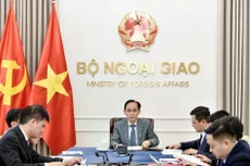 El ministro de Relaciones Exteriores de Vietnam, Le Hoai Trung, mantiene una conversación telefónica con la vicepresidenta de la Comisión Europea y alta representante de la Unión Europea para Asuntos Exteriores y Política de Seguridad, Kaja Kallas. (Foto: Ministerio de Relaciones Exteriores)