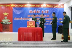 Votantes en la Estación de la Guardia Fronteriza de Dao San emiten sus votos en las elecciones de diputados a la XVI Legislatura de la Asamblea Nacional y a los Consejos Populares de todos los niveles para el período 2026-2031. (Foto: VNA)