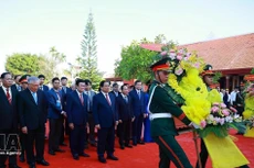 El premier Pham Minh Chinh ofrece flores en el Área Conmemorativa dedicada al ex primer ministro Pham Van Dong, en la comuna de Mo Duc, provincia de Quang Ngai. (Foto: VNA)