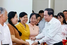 El presidente de la Asamblea Nacional, Tran Thanh Man, entrega obsequios a familias beneficiadas de políticas preferenciales en el barrio de Binh Thuy, ciudad de Can Tho. (Foto: VNA)