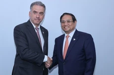 El primer ministro de Vietnam, Pham Minh Chinh (derecha), se reúne con el presidente de Uruguay, Yamandú Orsi, en el marco de la Cumbre ampliada de los BRICS 2025. (Fotografía: VGP)
