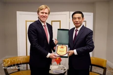El ministro de Defensa de Vietnam, Phan Van Giang, entrega un regalo al vicesecretario primero del Departamento de Guerra de Estados Unidos, Elbridge A. Colby. (Foto: VNA)