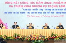 El primer ministro Pham Minh Chinh asiste y preside la conferencia.