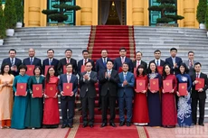 El presidente Luong Cuong junto a los embajadores nombrados y los delegados asistentes.
