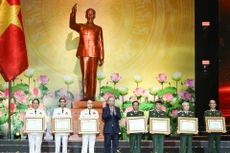 El secretario general del Partido Comunista de Vietnam, To Lam, entrega el título de Héroe de las Fuerzas Armadas Populares a siete colectivos.