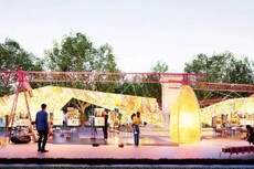 Una exposición única realizada con papel Do tradicional y materiales reciclados en el jardín de flores de Dien Hong. (Fuente: Nhan Dan)