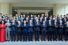 El secretario general del Partido Comunista de Vietnam (PCV), To Lam, junto con dirigentes y exlíderes del Partido y del Estado, asiste a la ceremonia conmemorativa por el 95º aniversario de la Oficina del Comité Central del Partido.