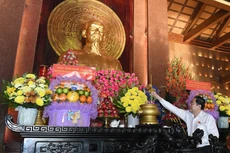 Presidente de Asamblea Nacional rinde homenaje a los heroicos mártires en Ciudad Ho Chi Minh. (Foto: daibieunhandan.vn)