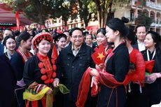 El primer ministro de Vietnam, Pham Minh Chinh, con estudiantes de la provincia de Thai Nguyen. (Foto: VNA)