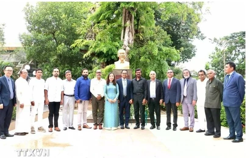 La embajadora vietnamita en Sri Lanka, Trinh Thi Tam, y los delegados se toman una foto de recuerdo ante la estatua del Presidente Ho Chi Minh en Sri Lanka. (Foto: Embajada de Vietnam en Sri Lanka/VNA)