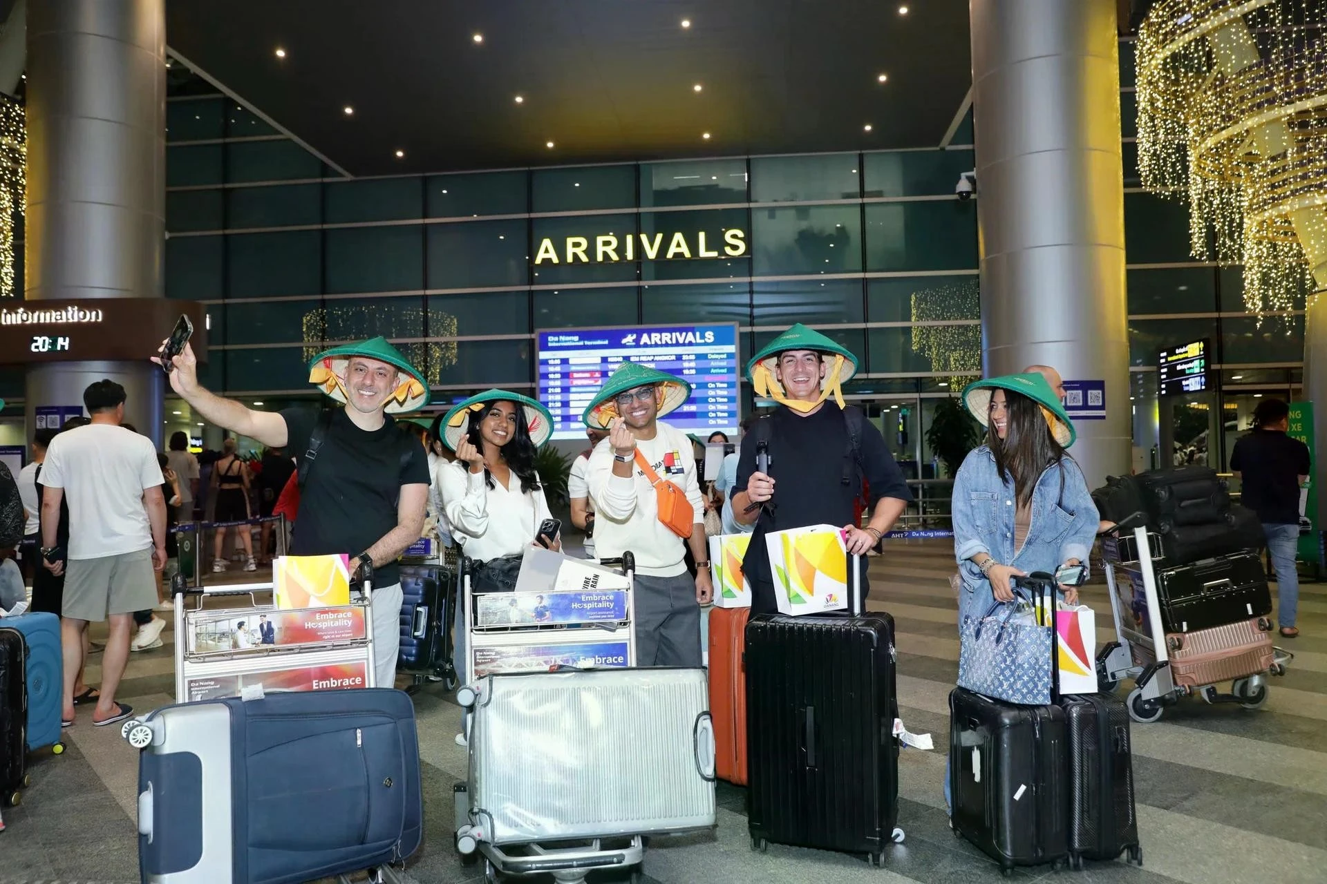 Los primeros pasajeros del vuelo de Emirates de Dubái a Da Nang en la noche del 2 de junio. (Foto: Administración Nacional de Turismo)