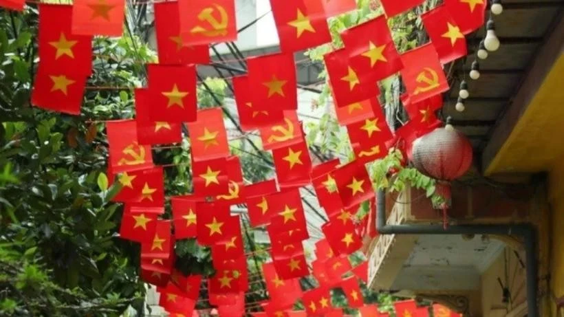 Las calles de la capital de Hanói se tiñen de rojo brillante con la bandera nacional con motivo del Día Nacional del 2 de septiembre. (Foto: Quoc Khanh/VNA)