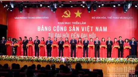 El secretario general del PCV, To Lam, y otros dirigentes del Partido y del Estado inauguran la exposición. (Foto: Nhan Dan)