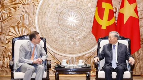 El secretario general del Partido Comunista de Vietnam, To Lam (derecha), conversa con Scott Strazik, presidente y director ejecutivo de GE Vernova. (Foto: VNA)
