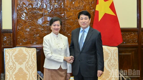 El presidente de Vietnam, Luong Cuong, y la embajadora de Camboya en Hanói, Chea Kimtha. (Foto: Nhan Dan)