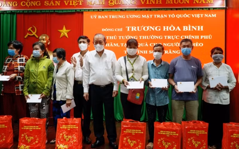 El viceprimer ministro permanente de Vietnam, Truong Hoa Binh entrega obsequios de Tet a personas desfavorecidas en la provincia de Soc Trang.