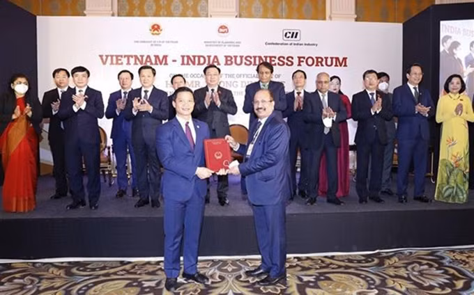 El presidente de la Asamblea Nacional de Vietnam, Vuong Dinh Hue, presencia la ceremonia de entrega de acuerdos de cooperación entre empresas de los dos países (Fotografía: VNA)