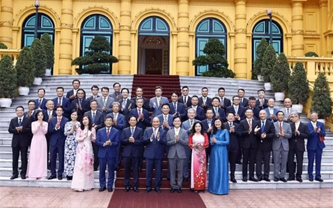 El presidente vietnamita, Nguyen Xuan Phuc, y representantes diplomáticos. (Fotografía: VNA)