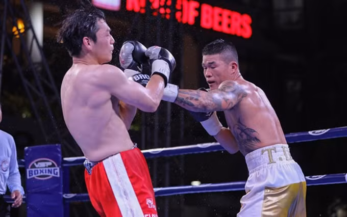 El boxeador vietnamita Truong Dinh Hoang (D) alcanza la victoria frente a Gyu Hyun Lee (I) en el combate final. (Fotografía: thethao.tuoitre.vn)