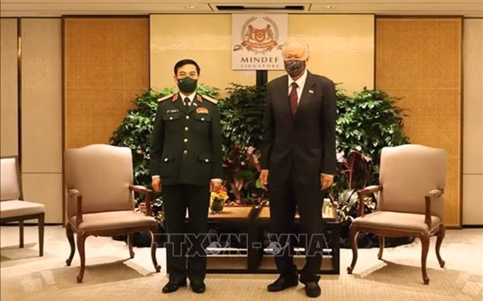 Los ministros de Defensa de Vietnam, general Phan Van Giang, y de Singapur, Ng Eng Hen. (Fotografía: VNA)