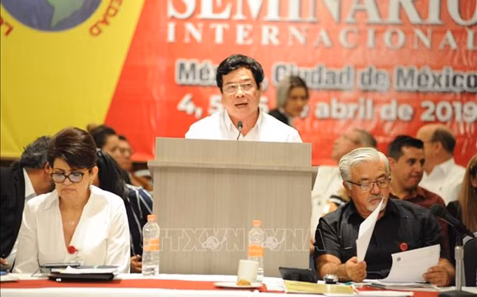 El vicedirector de la Academia Política Nacional Ho Chi Minh, Nguyen Viet Thao, interviene en el seminario. (Fotografía: VNA)