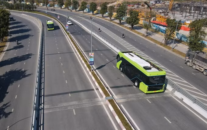 Autobuses eléctricos inteligentes circulan en las calles de Hanói. (Fotografía: dantri.com.vn/Manh Quan)