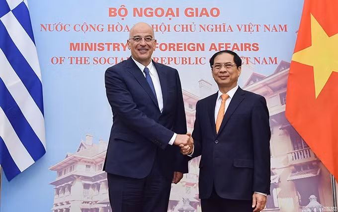 El ministro de Relaciones Exteriores de Vietnam, Bui Thanh Son recibe a su homólogo griego, Nikolaos Dendias. (Fotografía: baoquocte.vn)