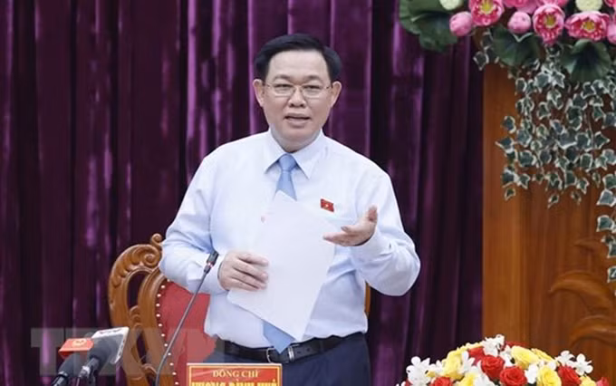 El presidente de la Asamblea Nacional de Vietnam, Vuong Dinh Hue, interviene en la reunión. (Fotografía: VNA)