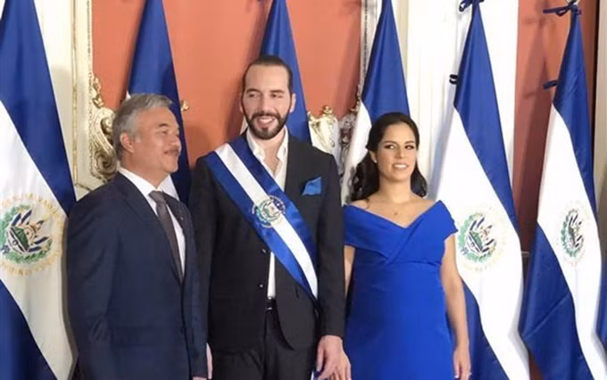 El embajador de Vietnam en México, concurrente en El Salvador, Nguyen Hoai Duong, felicita al nuevo presidente de El Salvador, Nayib Armando Bukele Ortez. (Fotografía: VNA)