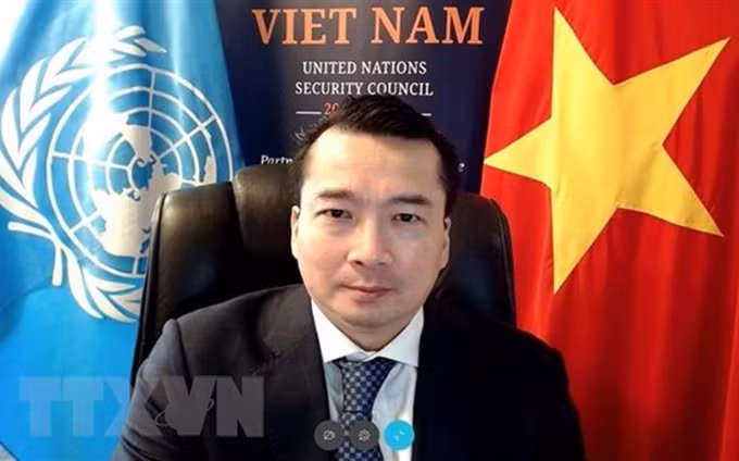 El embajador Pham Hai Anh, subjefe de la misión permanente de Vietnam ante la ONU, interviene en la cita. (Fotografía: VNA)