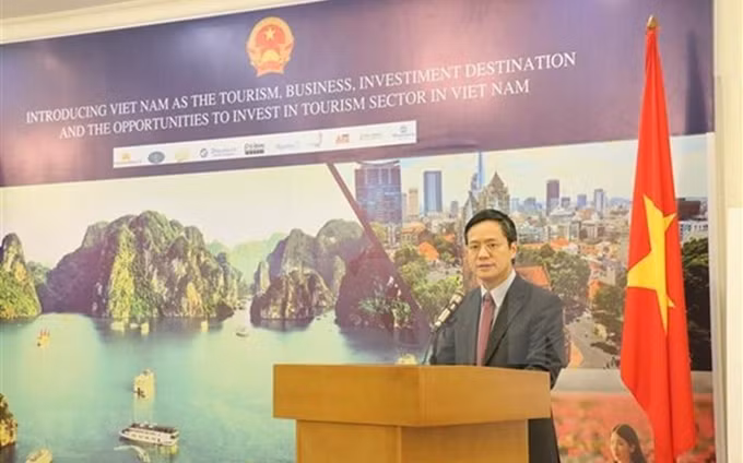 El embajador de Vietnam en Indonesia, Pham Vinh Quang, interviene en el evento. (Fotografía: VNA)