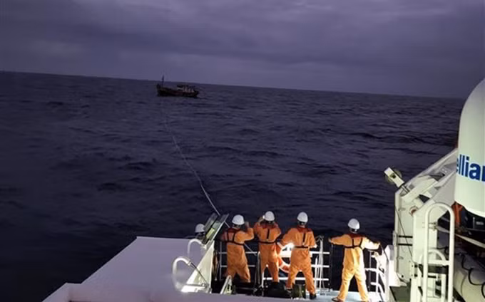 Remolcan el barco accidentado a la ciudad de Da Nang de manera segura (Foto: VNA)