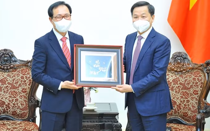 El viceprimer ministro vietnamita Le Minh Khai recibe al director general de Samsung en Vietnam, Choi Joo-hoo. (Fotografía: VNA)