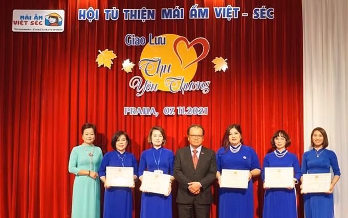 El embajador vietnamita en la República Checa, Thai Xuan Dung (centro), presenta certificados de mérito a miembros destacados de la organización benéfica. (Fotografía: VNA)